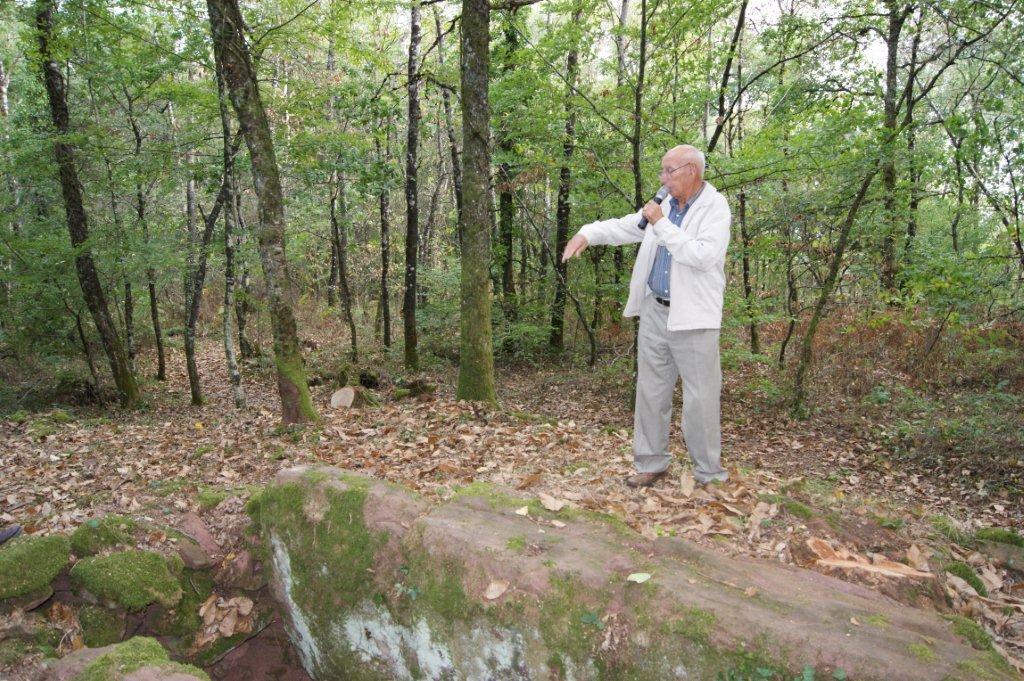 J-L Couchard lors de sa conférence du 2 octobre 2010, sur le site du dolmen,